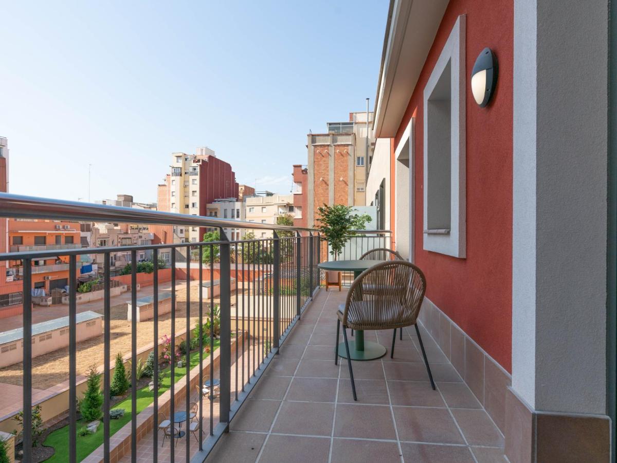 limehome Barcelona Carrer de Besalú 90 Exterior foto