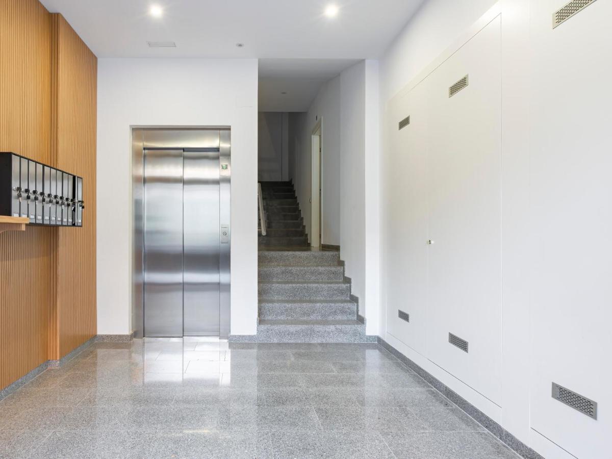 limehome Barcelona Carrer de Besalú 90 Exterior foto